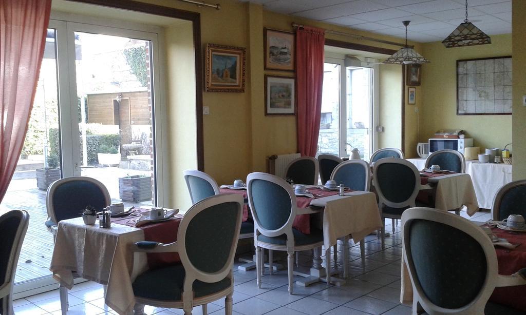 Hotel Val Saint Hilaire Givet Esterno foto